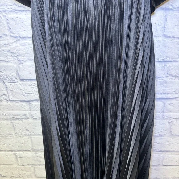 Baltic Born Aubree Accordion Pleated V-Neck A-Line Midi Dress Black Large NWT - Picture 11 of 16